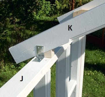 Spær fastgøres på tagrem i orangeri Spær fastgøres forneden på tagrem i orangeri